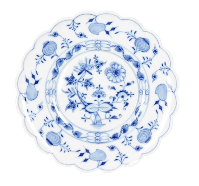 Meissen Porcelain Blue Onion Pattern Plate: Meissen Porcelain Blue Onion Pattern Replacement Plate.Measures 9 inches diameter.