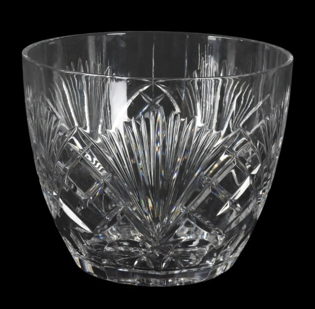 Gorham Crystal Pineapple Pattern Decorative Bowl: Gorham Crystal Pineapple Pattern Decorative Bowl.Measures 7.5 inches x 9.25 inches in diameter.