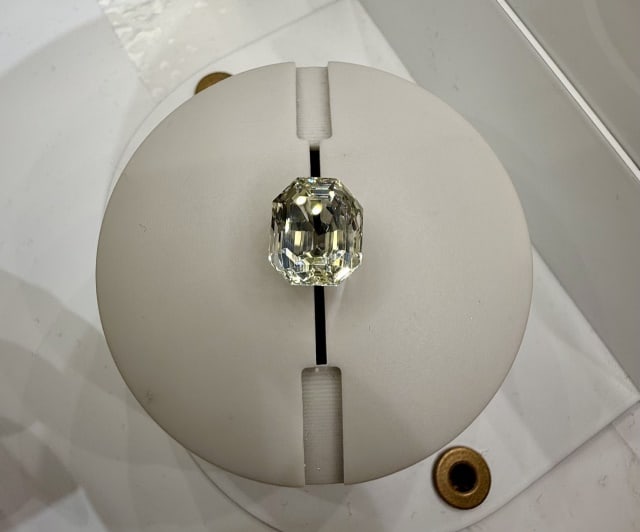 9.10 Carats Rectangular Yellow Sapphire: 9.10 Carats Rectangular Yellow Sapphire. Please see all photos for the appraisal report.Measures approximately 11.97 x 10.01 x 7.70 mmWeight: 9.10 ct (actual)Clarity; Lightly included L2Transparency: