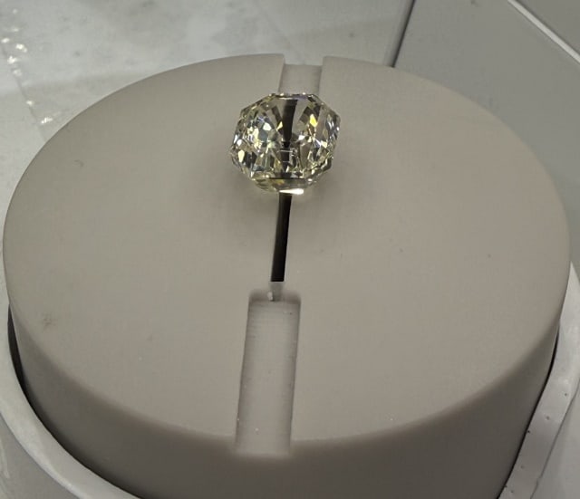 9.10 Carats Rectangular Yellow Sapphire - 2