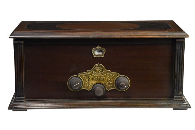 Baronet 80-A Buffalo NY King Manufacturing Corp: Baronet 80-A Buffalo NY King Manufacturing Corp Tube Radio.Measures 9.5 inches x 20.5 inches x 11.25 inches.