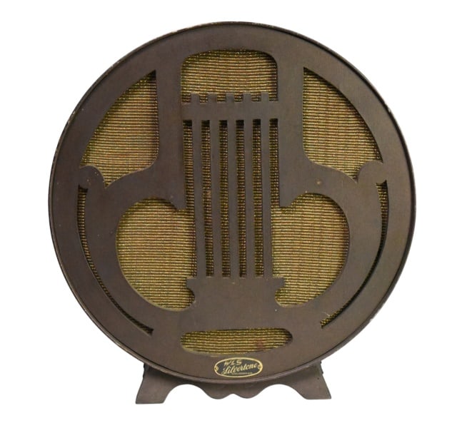 Vintage Silvertone Sears Roebuck and Co Speaker: Art Deo Style Vintage Silvertone Sears Roebuck and Co SpeakerMeasures 13 inches x 12 inches x 5 inches.