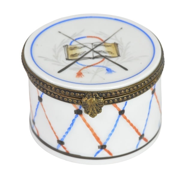 Antique Limoges Peint Main Signed Rochard Drum: Antique Limoges France Hand Painted Porcelain Peint Main Signed Rochard Drum Trinket BoxMeasures 1.5 inches x 2 inches in diameter.
