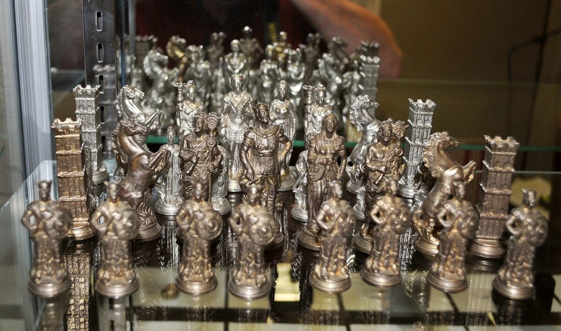 Vintage Set of Roman Warrior Chess Men: Complete set of Roman warrior chess men with gold and silver toned finish on base metal. Heights range from 1" to 3". Very good vintage condition.