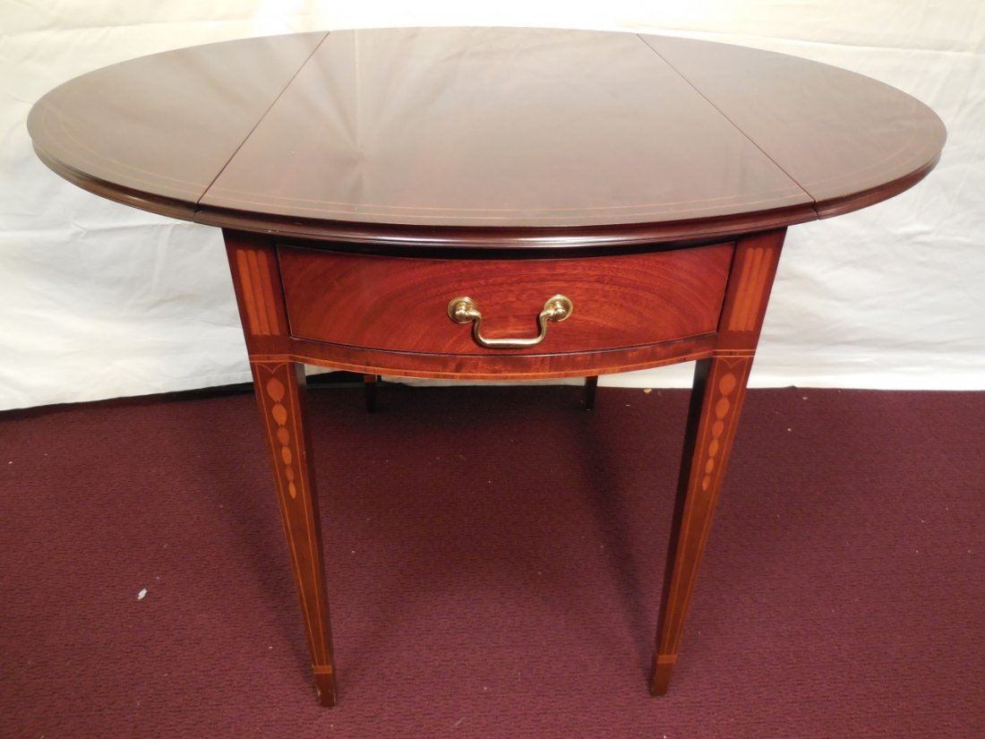 Kindel Pembroke Mahogany Drop Leaf Table: A Kindel Pembroke mahogany drop leaf table from the Winterthur collection. 19 3/4" - 38" W x 31" D x 27 1/2" H. Excellent condition.
