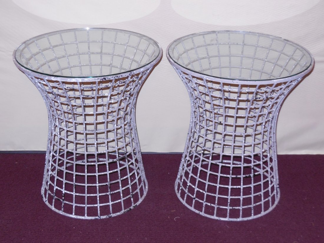 Pair/Knoll Style Mid Century Drink Tables: Pair of Knoll style mid century drink tables. 16" Dia. x 18" H. Very good condition.
