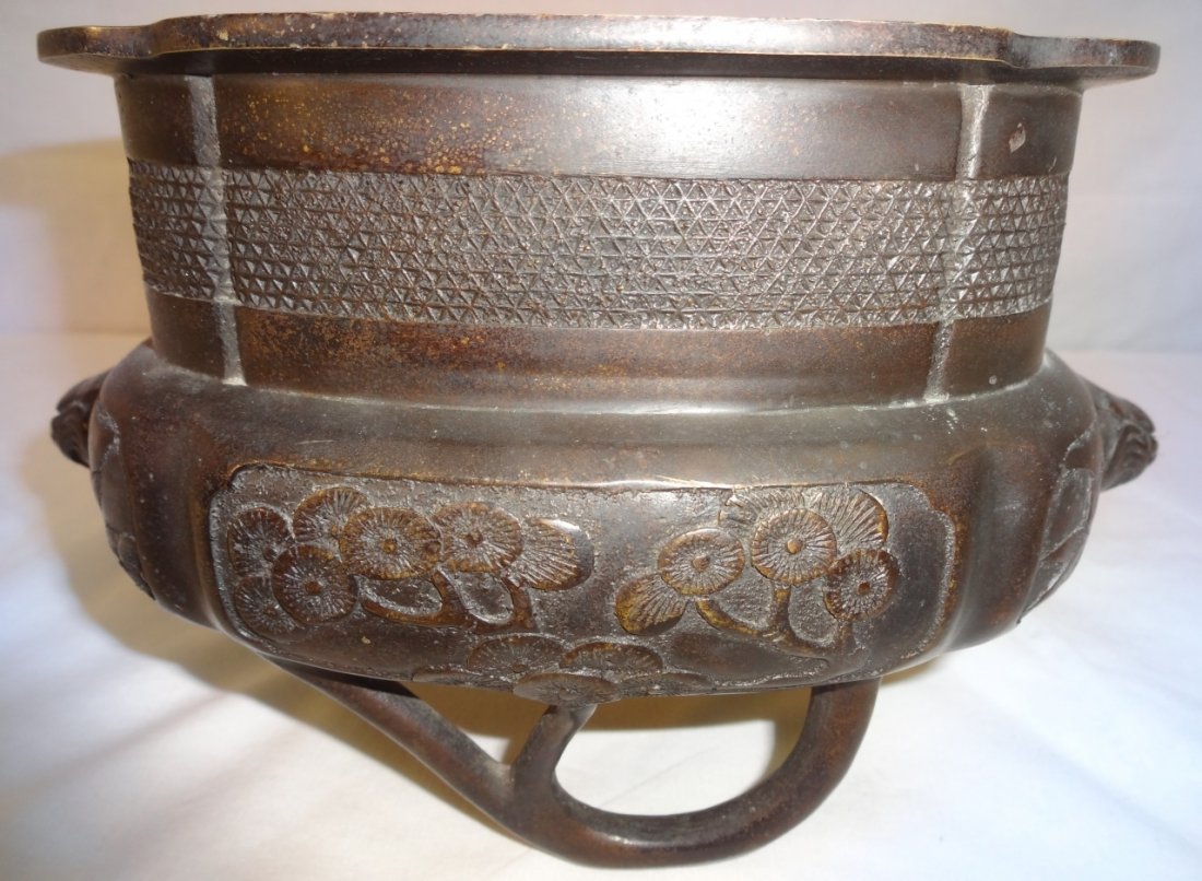 Yong-Chan-Zheng-Wang Bronze Pot: A Yong-Chan-Sheng-Wang Chinese bronze pot. 9" W x 5 1/4" D x 5 3/4" H, very good condtion.