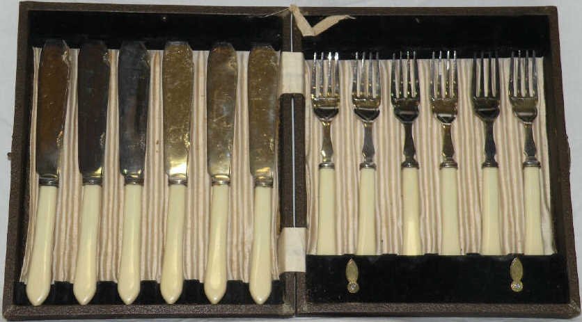 Antique English Silver Fish Service for Six: Antique English silver plate fish service for six in original fitted box. Each handle done in a faux bone. Knives measure 8 inches.