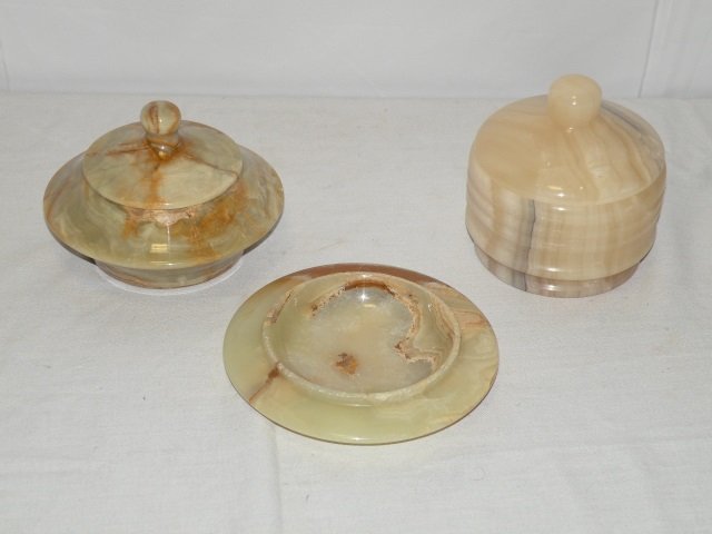 Lot of 3 Onyx Table Articles - Boxes & Plate: Lot of three onyx items. two boxes with lids, 6" diameter x 4" H,4 1/2" diameter x 5" H. Plate: " diameter. In very good condition.