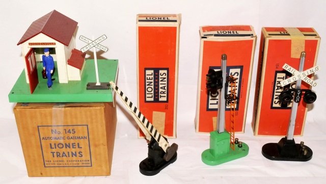 4 Pc. 1950s LIONEL Xing Lights-Gate & No. 145 Gate (1 of 4)