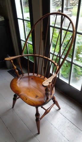 Contemporary D R Dimes Windsor Back Armchair: Contemporary D. R. Dimes Windsor Back Armchair. Signed / stamped bottom. Measures 45 inches in height, 25 inches in width, 16 inches in depth. From a Jeffrey Bilhuber decorated home in Bedford, NY.