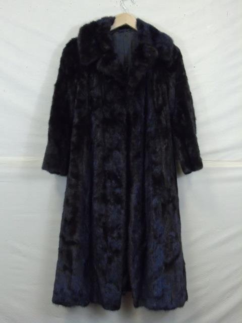 Vintage Ladies Mink Coat: Vintage Ladies Mink Coat. Shoulder to shoulder measures 22" x 46" long