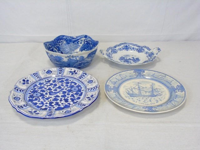 Lot of 4 Blue / White Ironstone China Pieces Spode: Lot of 4 blue and white painted plates. Mason's Ironstone and Copeland Spode bowl. Also includes a hand painted Italian plate. Largest plate 11" diameter. Bowl is 9" diameter x 3 1/2" H.