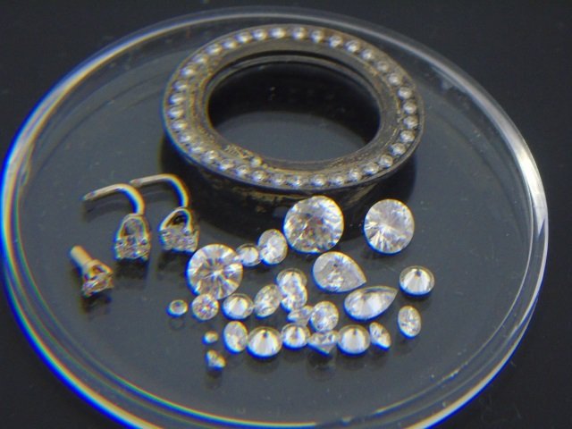 Assorted Loose Diamonds & Diamond Bezel Frame (1 of 5)