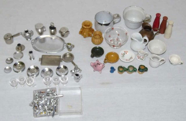Assorted Antique Doll & Dollhouse Accessories (1 of 4)