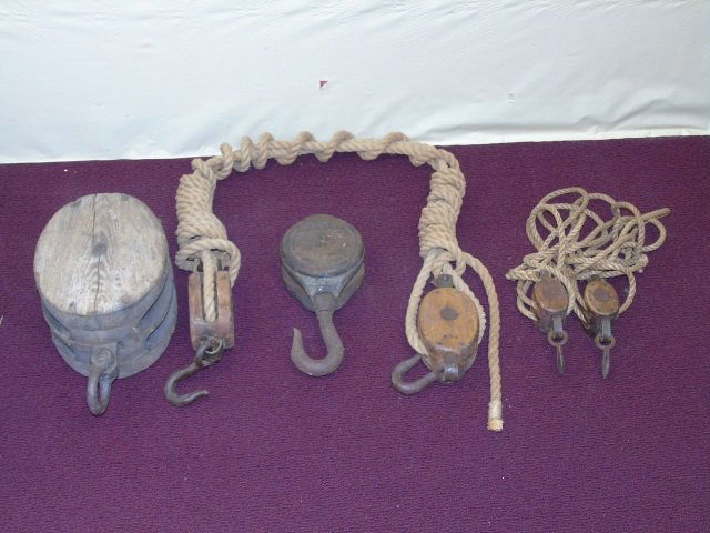 Lot of 4 Vintage Ship Pulleys w/ Rope (1 of 7)