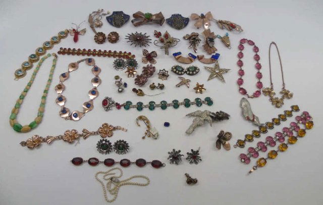 Collection Vintage & Antique Brooches & Earrings: Collection Vintage & Antique Brooches & Earrings. 20th century. Rhinestones, etc. Various sizes, ages and condition. Brooches, buckles and earrings.