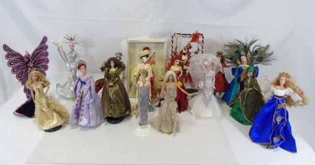 Lot of 17 Collectible Barbie Dolls Bob Mackie: Large lot of 17 collectible Barbie dolls. Including Bob Mackie, Scarlett O'Hara, Peacock Barbie, Statue of Liberty, Geisha and many more. One is from the Fashion Model Collection "Gala Gown" in origin