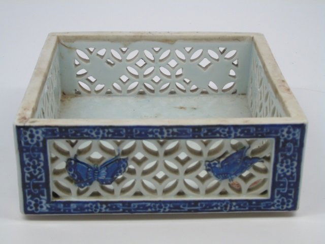 Chinese Qing Dynasty Blue & White Porcelain Box (1 of 4)