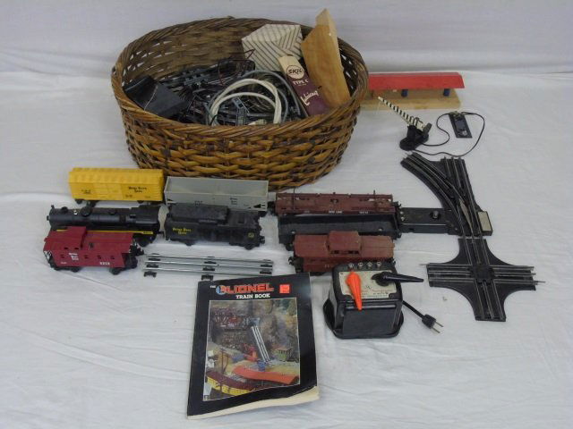 Vintage Lionel O-Scale Trains Cars & Lots of Track (1 of 10)