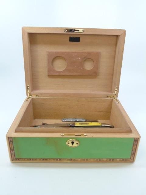 Vintage Humidor Box w/ Pocket Knife Collection (1 of 3)