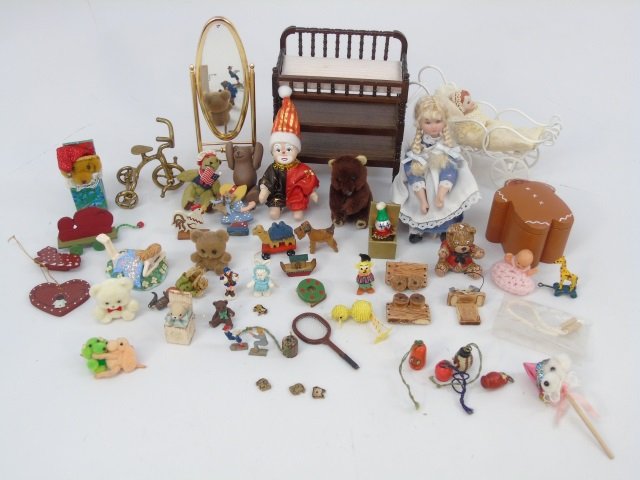 Dollhouse - Child's Toy Room / Nursery Items (1 of 8)