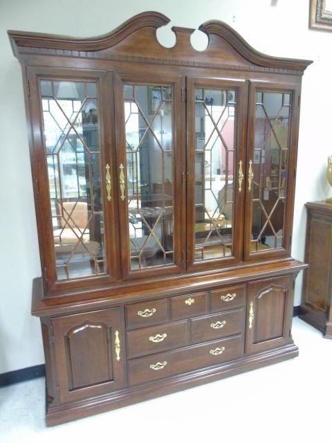 Contemporary Thomasville Mahogany China Cabinet (1 of 4)