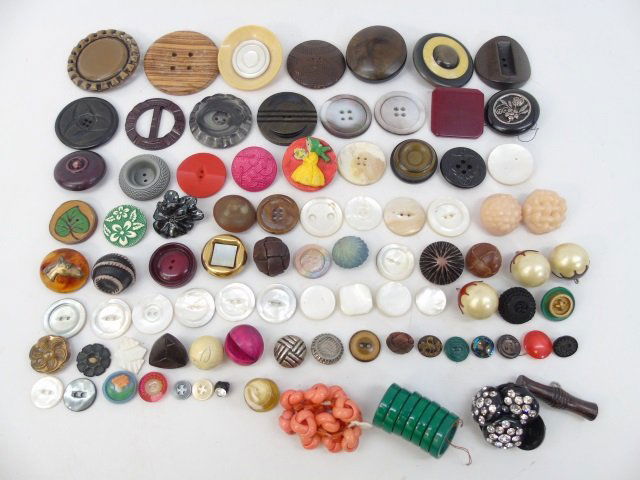 Large Group of Vintage Buttons Shell Bakelite (1 of 10)