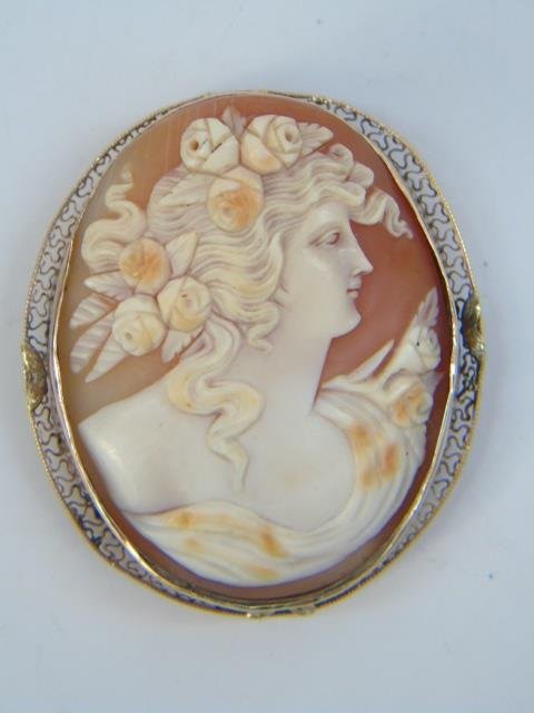 Antique Estate Yellow Gold Italian Carved Cameo: Antique Estate Yellow Gold Italian Carved Cameo Brooch or Pin. Can be made into a necklace pendant. Apparently unmarked. Finely handmade. Measures 2 inches in length.