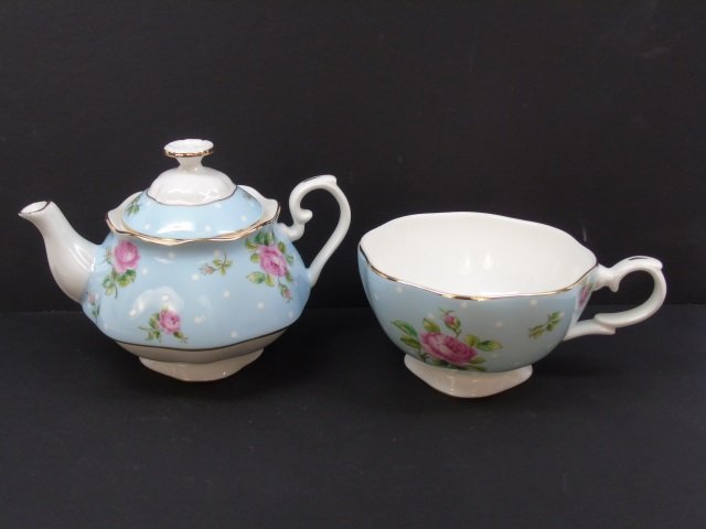 Royal Albert Tea Pot & Cup in Original Box (1 of 7)