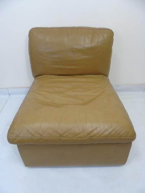 Single Leather Zanotti Contemporary Italian Chair: Single Leather Zanotti Contemporary Sectional Piece. Marked on bottom. Measures 23 x 27 x 38 inches. Property of a North Salem, NY equestrian estate.