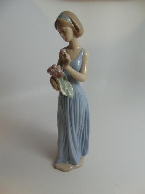 Vintage Nao (Lladro) Porcelain Statue of a Lady (1 of 2)