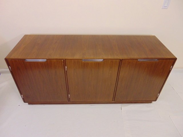 Mid Century Modern Console / Credenza Cabinet (1 of 3)