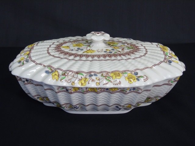Antique English Spode Buttercup Pattern Turreen: Antique English Spode Buttercup Pattern Serving Turreen. Marked on bottom. Measures 11.5 inches in width.