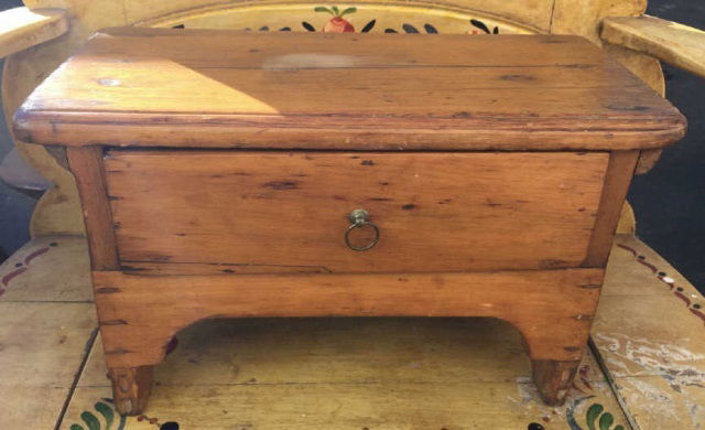 Antique Early American Style Work Bench w Drawer (1 of 4)