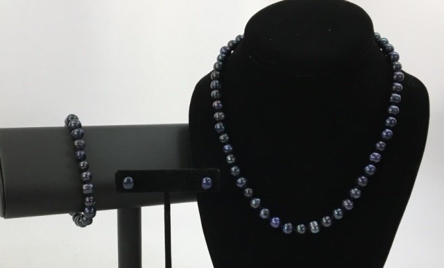 Tahitian Style Black Pearl 3 Piece Jewelry Suite: Tahitian Style Black Pearl 3 Piece Jewelry Suite. Necklace, bracelet and earrings. Necklace and bracelet with gold tone filigree clasps. Necklace measures 17 inches in length.
