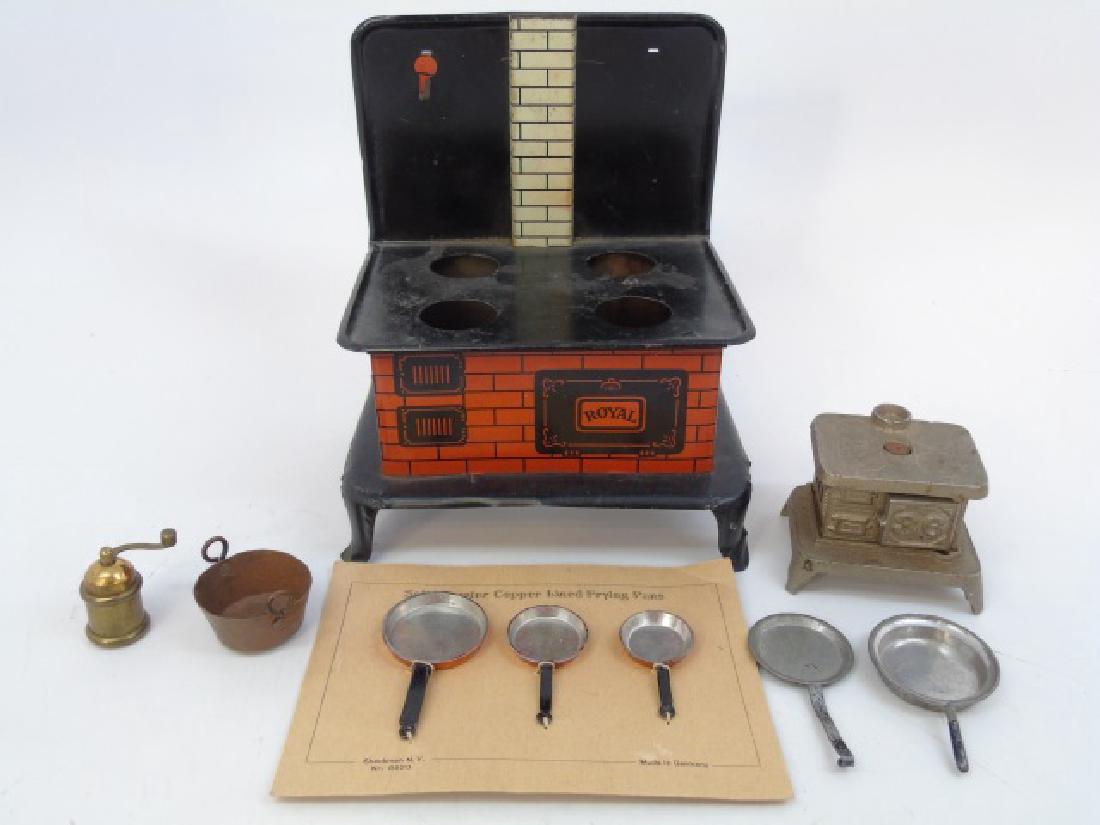 Antique Dollhouse Kitchen Items & Stove (1 of 4)