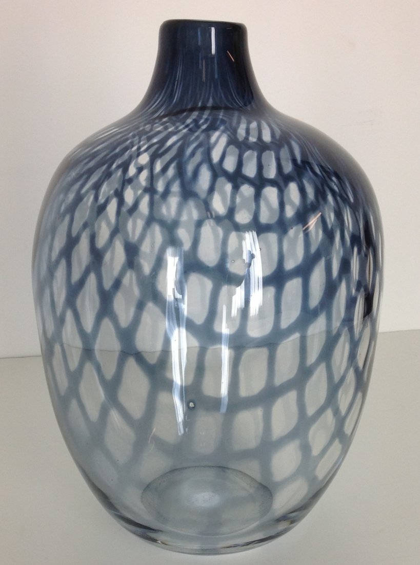 RARE Monumental Sven Palmquist Orrefors Kraka vase: Signed Orrefors kraka vase by Sven Palmquist. Monumental in size, and a very rare color. Height is 11 3/4 inches by 7 3/4 inches wide (approx.) Serial number 448.