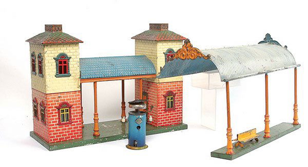 Bing Gauge 1 Station and Platform: Bing Gauge 1 Station and Platform. Mounted on a base measuring 13" x 5" approximately, 2 double storey end buildings with open covered way and a 4 column support. Separate platform with 3 pillars and