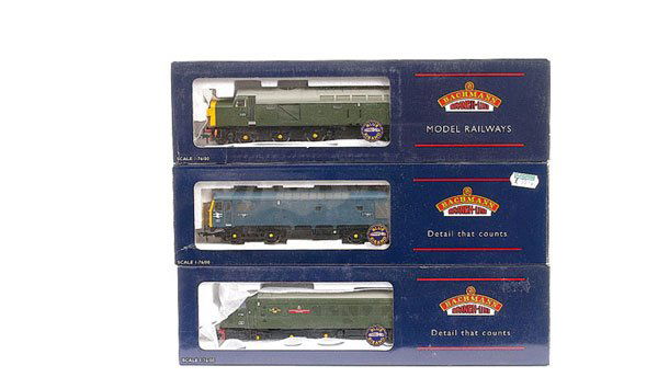 Bachmann - 3 x BR Diesel Locos: OO Gauge ex shop stock Bachmann, a trio of BR Diesel Locos comprising 32-477 1Co-Co1 green Class 40 No.D325 (split headcode and yellow front), 32-700 1Co-Co1 green Class 46 No.D163 "Leicestershire & D