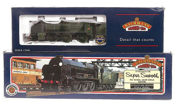 Bachmann - A Pair of SR Olive Green Steam Locos: OO Gauge Bachmann, a pair of SR olive green Steam Locos comprising 31-404 4-6-0 Lord Nelson Class No.855 "Robert Blake", 32-153 2-6-0 N Class Mogul No.1824, conditions Excellent to Excellent Plus in G