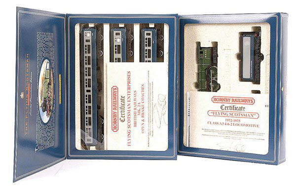 Hornby 4-6-2 LNER Green No.4472 Flying Scotsman: OO Gauge Hornby Railways (Limited Edition) 4-6-2 LNER green A3 Class Loco No.4472 "Flying Scotsman", this is edition with blue and grey 2nd Tender and complete with certificate number 3394 of 5000 pro