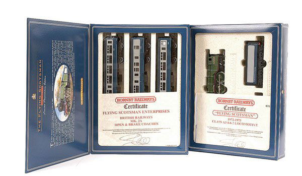 Hornby 4-6-2 LNER Green No.4472 Flying Scotsman: OO Gauge Hornby Railways (Limited Edition) 4-6-2 LNER green A3 Class Loco No.4472 "Flying Scotsman", this is edition with blue and grey 2nd Tender and complete with certificate number 3155 of 5000 pro