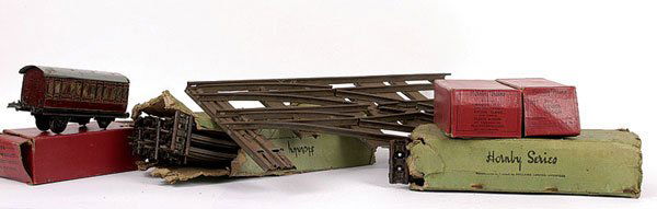 Bassett-Lowke O Gauge Sleepered 2-Rail Track: Bassett-Lowke O Gauge or similar wooden sleepered steel and steel and brass 2-rail track consisting of curves x 40+, straights x 25+ and 12 points. The lot also includes some Hornby tinplate 2-rail cl
