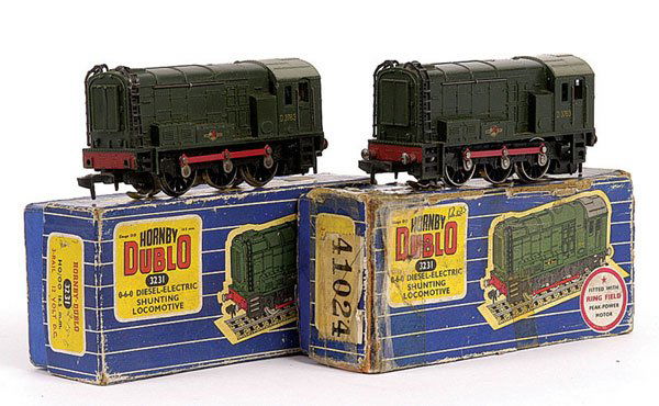 Hornby Dublo 3-Rail 2 x 3231 0-6-0 Shunter: Hornby Dublo 3-Rail 2 x 3231 0-6-0 Diesel Electric Shunter, with single connecting rods, (1) complete with instruction booklet dated 8/60, condition Good in Fair box, (2) 3 steps and 1 coupling broken