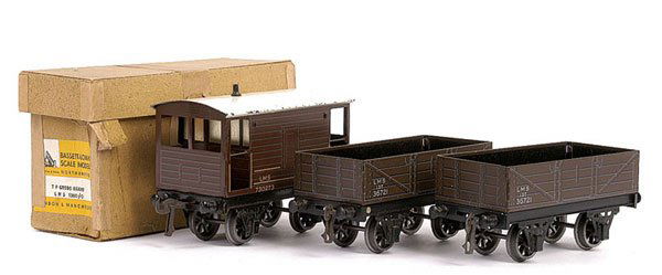 Bassett-Lowke O Gauge post-war Rolling Stock: Bassett-Lowke O Gauge post-war 4-wheel Rolling Stock consisting of LMS Open Wagons x 2 and a LMS Brake Van. The latter being Boxed. Excellent Plus, box Fair. (3)