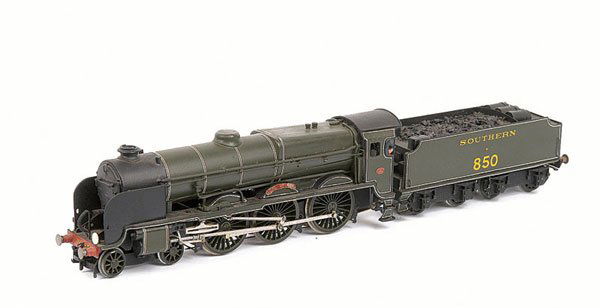 Craftsman Kitbuilt 4-6-0 "Lord Nelson" No.E850: Craftsman Models Kitbuilt OO Gauge 4-6-0 Loco and Tender Southern green "Lord Nelson" No.E850, 2-rail Electric. Fitted with a portescap or similar motor. Superbly constructed, painted and lined. Excel