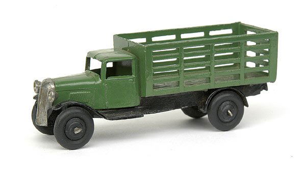 No.25F Market Gardeners Lorry: No.25F Market Gardeners Lorry - olive green body, black type 3 chassis, Post-war vehicle with thick axles but black smooth hubs, significant chipping to body - still a Fair example of this scarce vari