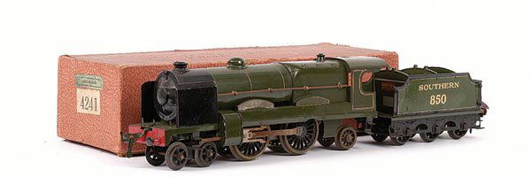 Hornby E320 4-4-2 Loco & Tender No.850: Hornby O Gauge E320 4-4-2 Loco and Tender Southern green No.850, 3-rail Electric. Loco has been fitted with a Bassett-Lowke or similar 4 coupled mechanism. Small bulb holder in the smokebox door has b