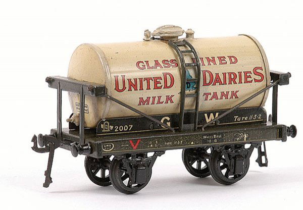Bassett-Lowke GW United Dairies Milk Tank Wagon: Bassett-Lowke O Gauge GW "United Dairies" Milk Tank Wagon. Bassett-Lowke Northampton trade mark to one tank end. Some retouching but generally Good Plus.